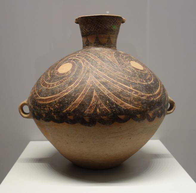 중국 서북 지역에서 출토된 약 6000년 전 채도(彩陶). 한반도의 빗살무늬토기와는 다른 계통의 전통을 보여 준다. 강인욱 교수 제공