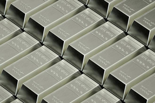 안전인가, 조급함인가? 은(Silver) 시장의 과열. 국제 은값 100달러 돌파 이후, 신한은행 은 계좌가 3만 개를 넘어섰다. 게티이미지뱅크