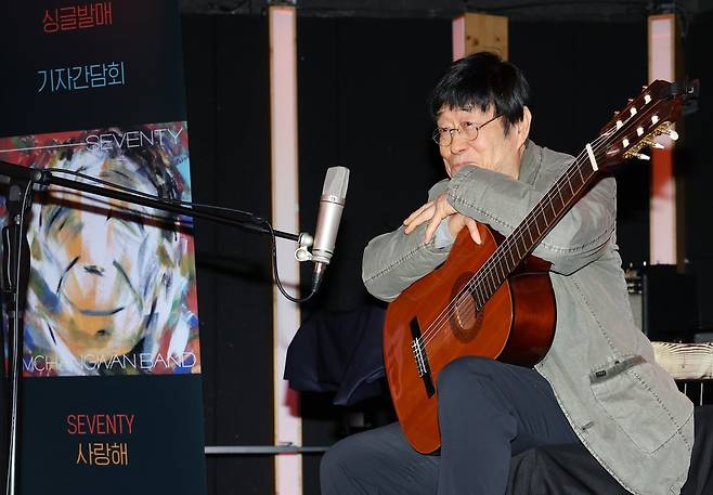 김창완밴드가 27일 오후 서울 종로구 복화문화예술공간에무에서 가진 싱글 ‘Seventy(세븐티)’ 발매 기념 및 전국투어 기자간담회에서 미소를 짓고 있다. 2026.1.27/뉴스1