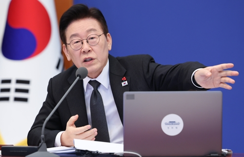 이재명 대통령이 27일 청와대에서 열린 국무회의에서 발언하고 있다.   [연합뉴스]