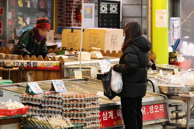 지난 26일 서울 시내 전통시장 모습. [연합뉴스]