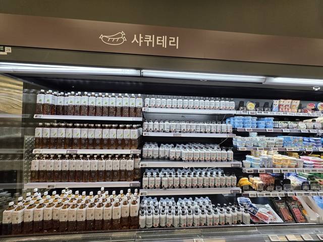 서울 강서구 등촌동 홈플러스 강서점 2층 마트 ‘샤퀴테리’(육가공품) 코너가 홈플러스 자체브랜드(PB) 음료 제품들로 채워져 있다. 사진= 김수연기자newsnews@