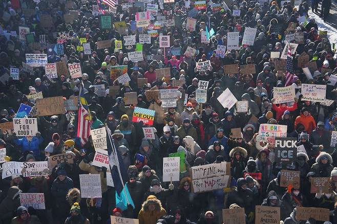25일(현지 시간) 미 미네소타주 미니애폴리스에서 시위대가 전날 이민세관단속국(ICE)의 총격으로 미국 시민권자 알렉스 프레티가 사망한 것에 항의하고 있다. 사진=뉴시스