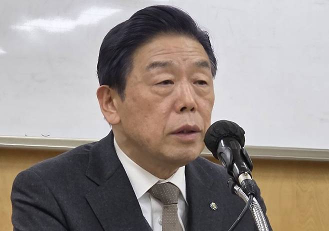 김형석 독립기념관 관장이 지난 19일 충남 천안 독립기념관 이사회를 마치고 기자회견을 하고 있다. 독립기념관 이사회는 이날 오후 독립기념관 밝은누리관에서 열린 긴급 이사회에서 김형석 관장에 대한 해임 건의안을 의결했다. 뉴스1