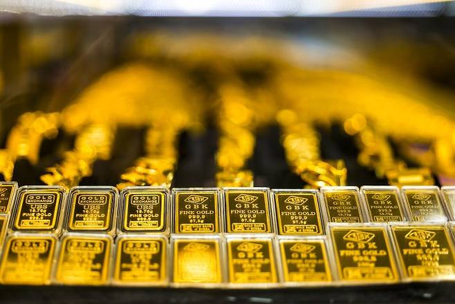 서울시내 금은방에 골드바가 진열되어 있다.  뉴시스