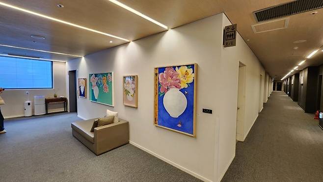 '그랜드시티호텔 창원'이 남명캘러리와 손잡고 호텔 공간에 지역 미술가 8명의 작품을 상설 전시, 문화 플랫폼 역할도 톡톡히 다하고 있다. 그랜드시티호텔 창원 제공