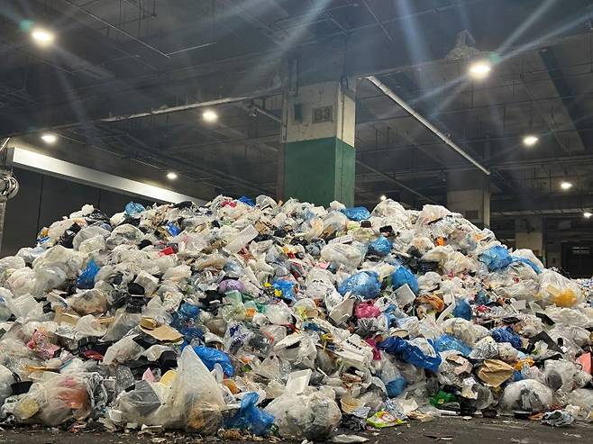지난 26일 서울 강남구의 강남환경자원센터 지하에 쓰레기 더미가 쌓여있다.