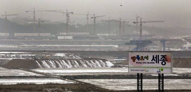 노무현 정부 시절 이해찬은 총리로서 행정수도의 대안으로 행정중심복합도시(세종시) 건설 계획을 주도했다. 사진은 ‘첫마을 아파트’ 건설 현장. 박종식 기자 anaki@hani.co.kr