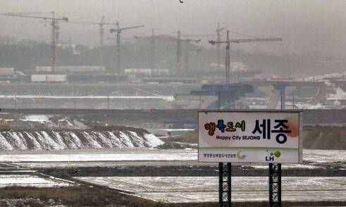 노무현 정부 시절 이해찬은 총리로서 행정수도의 대안으로 행정중심복합도시(세종시) 건설 계획을 주도했다. 사진은 ‘첫마을 아파트’ 건설 현장. 박종식 기자 anaki@hani.co.kr