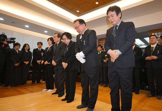 유시민 전 노무현 재단 이사장, 김부겸 전 국무총리, 한명숙 전 국무총리 등 27일 오전 서울 종로구 서울대학교병원 장례식장에 고 이해찬 전 국무총리의 빈소에서 조문객들의 조문을 받고 있다. 공동취재사진