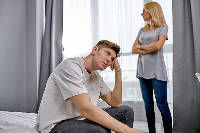 결혼한 남성과 여성이 다른 곳을 바라보고 있다. 게티이미지뱅크