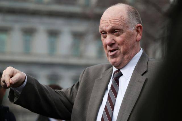 톰 호먼 백악관 국경 차르가 지난 14일 미국 워싱턴 백악관에서 기자들과 만나 말하고 있다. 워싱턴=로이터 연합뉴스