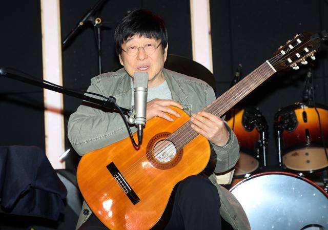 27일 서울 종로구 복합문화공간 에무에서는 김창완밴드의 새 싱글 ‘세븐티(Seventy)’ 발매 기념 기자간담회가 진행됐다. 뉴스1