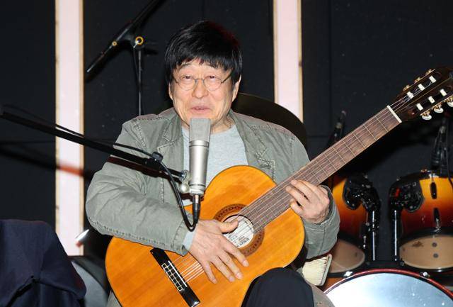 안주하지 않겠다... 김창완밴드 10년 만 신곡, '세븐티'인 이유 [종합]