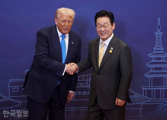 이재명 대통령이 2025년 10월 경북 경주 힐튼호텔에서 APEC 리더스 실무협의 만찬을 갖기 전 도널드 트럼프(왼쪽) 미국 대통령과 기념 사진을 촬영하고 있다. 경주=왕태석 선임기자