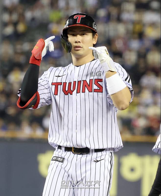 16일 오후 잠실야구장에서 열린 2025 프로야구 삼성과 LG 경기. LG 홍창기가 4회 1타점 적시타를 날리고 기뻐하고있다. 잠실=정시종 기자 capa@edaily.co.kr /2025.04.16.