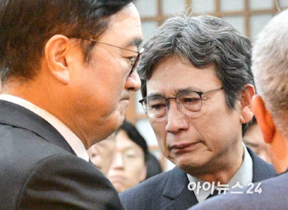 이해찬의 보좌관을 지냈던 유시민 전 노무현재단 이사장이 27일 오전 서울 종로구 서울대학교병원 장례식장에 故 이해찬 전 국무총리의 빈소에서 조문하고 있다. [사진=곽영래 기자]