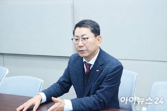 지난 26일 서울시 서초구 aT센터에서 아이뉴스24와 만난 나명석 한국프랜차이즈산업협회장. [사진=전다윗 기자]