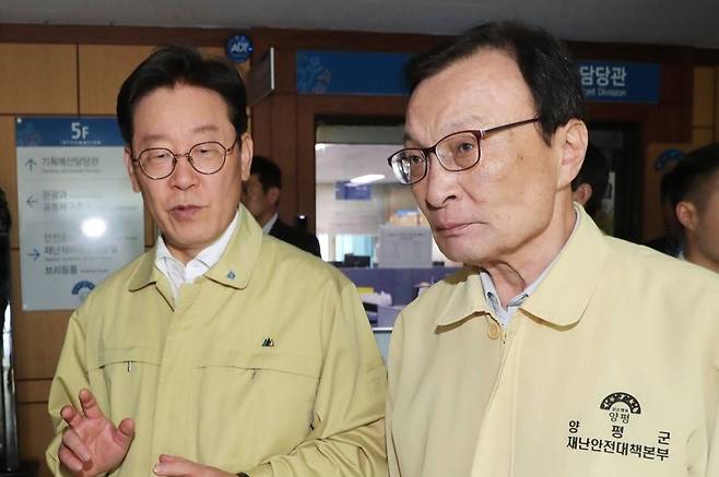 고 이해찬 전 국무총리가 더불어민주당 대표시절이던 2019년 9월 23일 오후 당시 경기도지사였던 이재명 대통령과 함께 경기도 양평군의 아프리카돼지열병(ASF) 방역대책 상황실을 방문해 회의를 마친 뒤 이동하고 있다. 2019.9.23 [사진=연합뉴스]