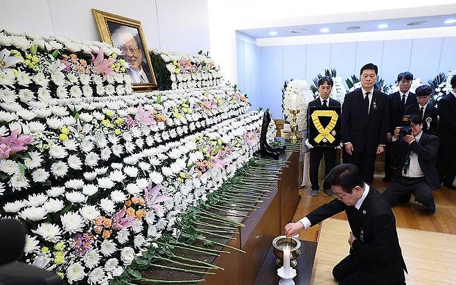 이재명 대통령이 27일 서울 종로구 서울대병원 장례식장에 마련된 고 이해찬 전 국무총리 빈소에 분향하고 있다. 2026.1.27 [사진=연합뉴스]