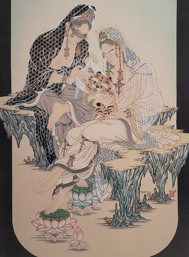 2024~25년 경기도미술관 '알고 보면 반할 세계: 민화와 K팝아트' 기획전에 전시된 현대미술가 박그림의 작품 '이간 (二棟)'(2024) 의 부분 확대 모습. 문소영 기자