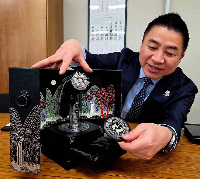 지난 23일 만난 정용석 국립박물관문화재단 사장이 뮷즈 ‘부스터프로 일월오봉도 에디션’을 설명하고 있다. 문소영 기자