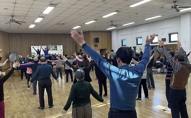 김동규씨가 시니어들을 상대로 맨몸 운동을 지도하고 있는 모습. 김동규 제공