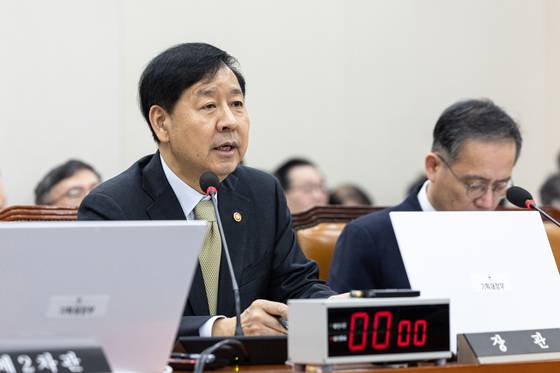 구윤철 경제부총리 겸 기획재정부 장관이 지난해 10월 30일 서울 여의도 국회에서 열린 기획재정위원회 기획재정부 등에 대한 국정감사에 출석해 의원 질의에 답변하고 있다. 뉴스1