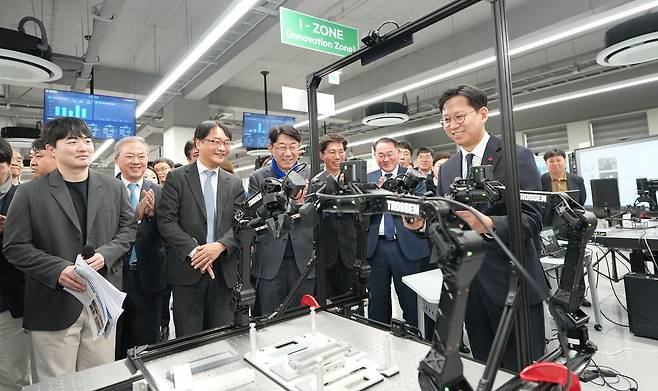 지난 26일 열린 전북대 '피지컬 AI 실증랩' 개소식 및 '전북 AX(AI 전환) 사업 사전 검증 사업' 성과 현장 점검에서 배경훈 부총리 겸 과학기술정보통신부 장관(오른쪽)이 피지컬 AI를 직접 작동해 보고 있다. 사진 전북대