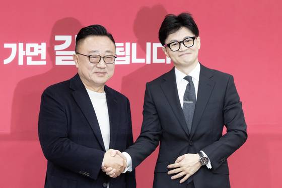 한동훈 국민의힘 비상대책위원장이 지난해 1월 오전 서울 여의도 국회에서 열린 국민인재 영입환영식에서 '영입인재' 고동진 전 삼성전자 부사장 등과 기념사진을 찍고 있다. 전민규 기자