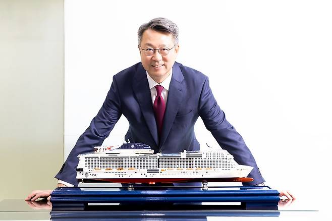 롯데관광이 2027년 17만t급 크루즈 'MSC 벨리시마호'를 전세선으로 운영한다. 2010년 국내 최초로 크루즈 전세선을 운영한 백현 대표는 "한국 크루즈 산업이 한 단계 도약하는 계기가 될 것"이라고 말했다. 우상조 기자