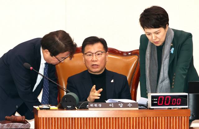 ▲ 이양수 12.29 여객기 참사 진상규명을 위한 국정조사특위 위원장(가운데)이 27일 국회에서 열린 특위 전체 회의에서 여당 간사인 더불어민주당 염태영 의원(왼쪽)과 야당 간사인 국민의힘 김은혜 의원과 함께 얘기를 나누고 있다. 2026.1.27 연합뉴스