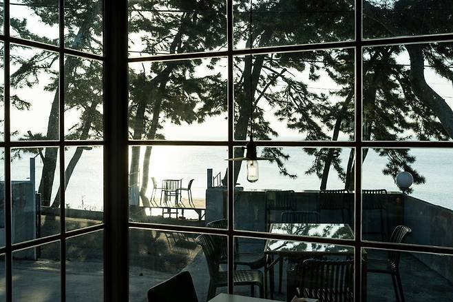 앞마당처럼 펼쳐지는 고흥의 하루 펜션의 바다 풍경(사진=이효태)