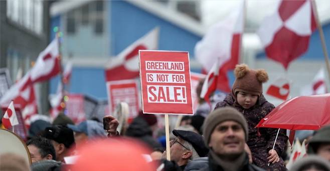 그린란드에서 덴마크 국민들이 "그린란드는 사고파는 땅이 아니다"라고 쓰여진 피켓을 들고 시위 중이다 / AFP