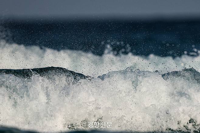 강원도 양양 물치 해변에 파도가 치고 있다. 물치 해변은 영하의 한겨울에도 서퍼들이 파도를 즐기기 위해 찾는 곳으로 유명하다. 2026.1.16