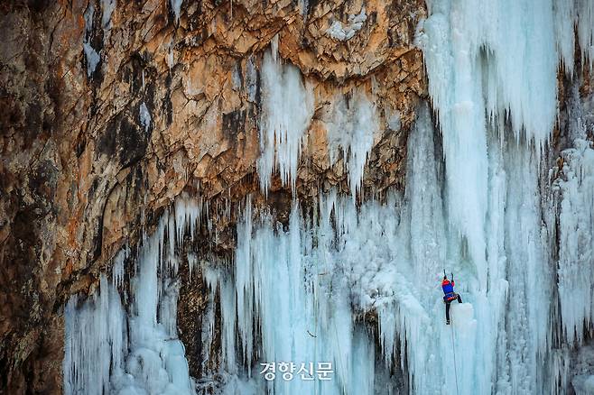 강추위가 이어져 폭포가 얼어 붙으면 심장이 뛰는 사람들이 있다. 강원도 원주의 한 빙벽에서 클라이머가 얼음을 따라 정상을 향하고 있다. 2026.1.11