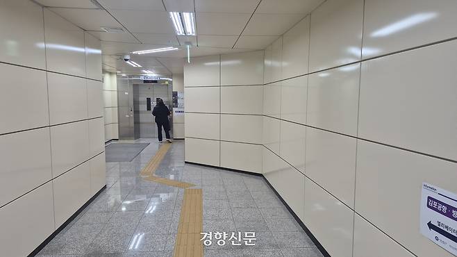 한 시민이 26일 서울지하철 5호선 까치산역에 새로 설치된 엘리베이터를 타려고 기다리고 있다. 엘리베이터는 지하 1층에서 승강장이 있는 지하 5층까지 한 번에 이동할 수 있다. 류인하 기자
