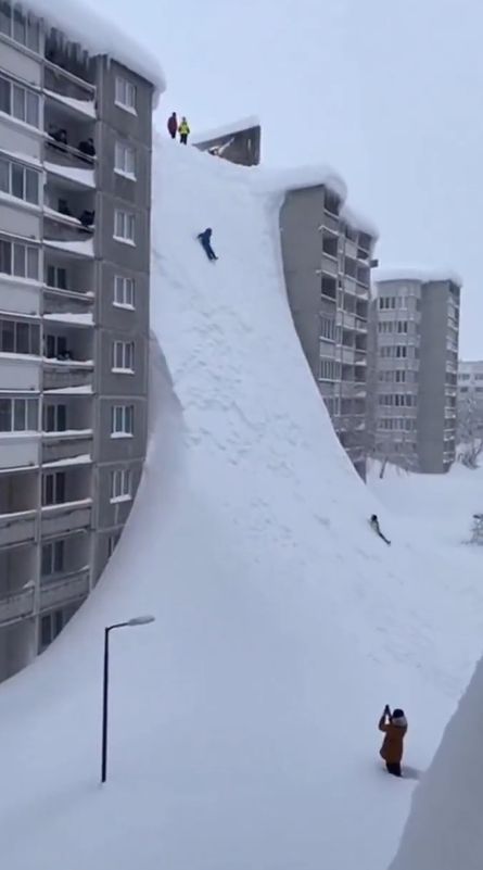 이달 캄차카반도에 폭설이 이어진 가운데 SNS에 현지 상황이라며 화제가 된 영상 캡처. 약 10층 높이 건물에서 사람들이 쌓인 눈을 타고 내려오고 있는 것처럼 보인다. 인공지능(AI)로 생성된 가짜 영상이라는 분석이 나왔다. 엑스 갈무리