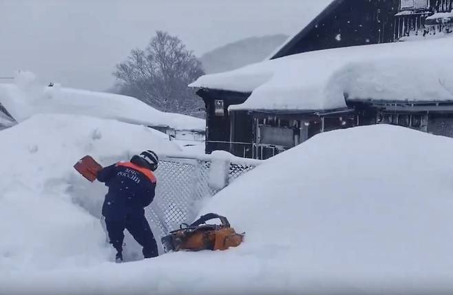 지난 20일(현지시간) 러시아 캄차카반도 페트로파블롭스크-캄차츠키에서 러시아 비상사태부 요원들이 제설 작업을 진행하고 있다. EPA연합뉴스