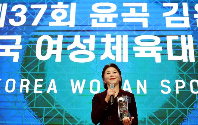 ‘당구 여제’ 김가영(43·하나카드)이 ‘제37회 윤곡 김운용 여성체육대상’ 시상식에서 대상을 수상했다. PBA 제공