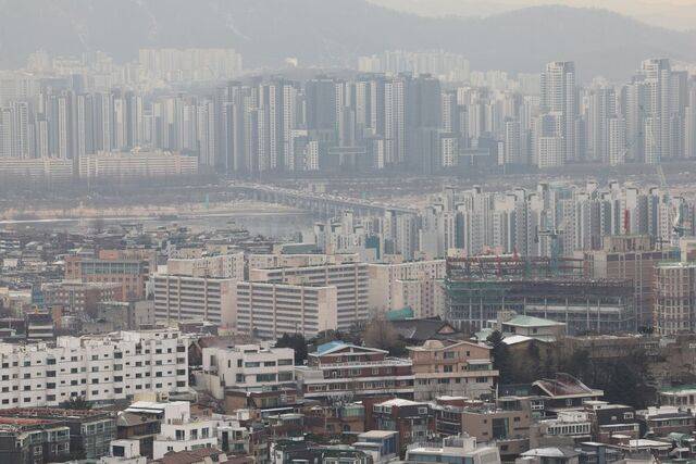 26일 서울 남산에서 바라본 아파트 단지 등 서울 시내의 모습. 연합뉴스