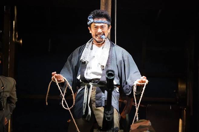 배우 우치노 세이요가 출연한 연극  ‘최빈전선’.    (c)미토예술관