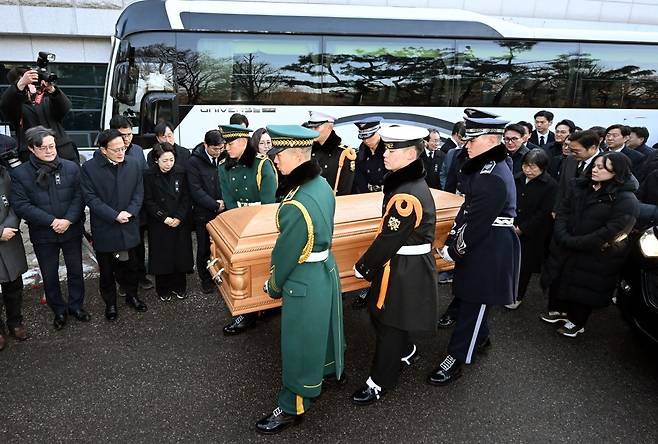 이해찬 전 국무총리의 시신과 영정이 27일 서울 종로구 서울대학교병원 장례식장에 도착해 운구되고 있다. 연합뉴스