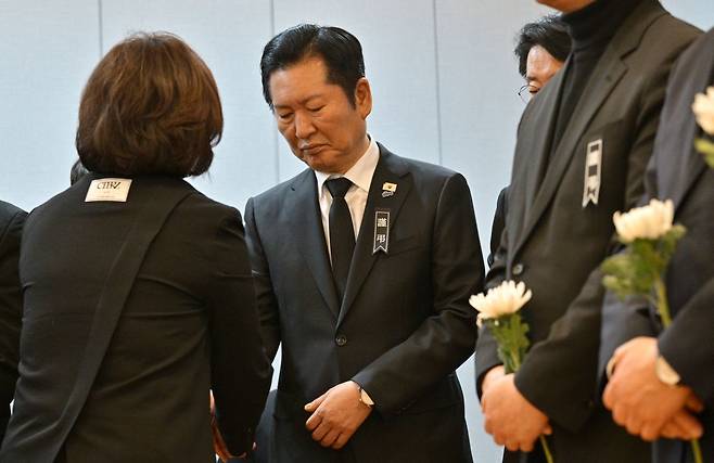 정청래 더불어민주당 대표가 27일 서울 종로구 서울대학교병원 장례식장에서 고 이해찬 전 국무총리의 빈소를 지키며 조문객을 맞이하고 있다. 사진공동취재단