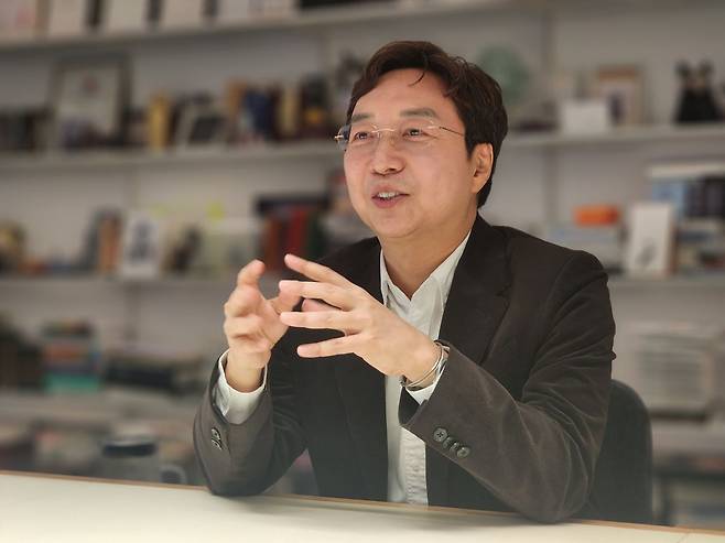 유현준 교수가 최근 서울 강남구 ‘유현준앤파트너스 건축사사무소’에서 하나님의 계획과 어긋난 듯 보였던 지난 11년의 여정을 회고하고 있다.