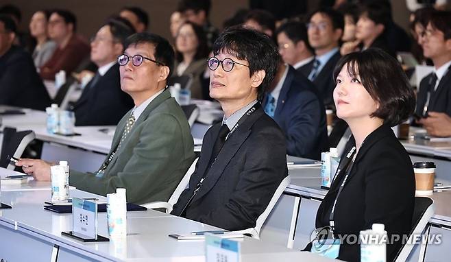 이해진 네이버 이사회 의장(가운데)과 최수연 네이버 대표이사(오른쪽)가 21일 서울 중구 한국은행 콘퍼런스홀에서 열린 인공지능전환(AX) 콘퍼런스에 참석했다. [연합뉴스]