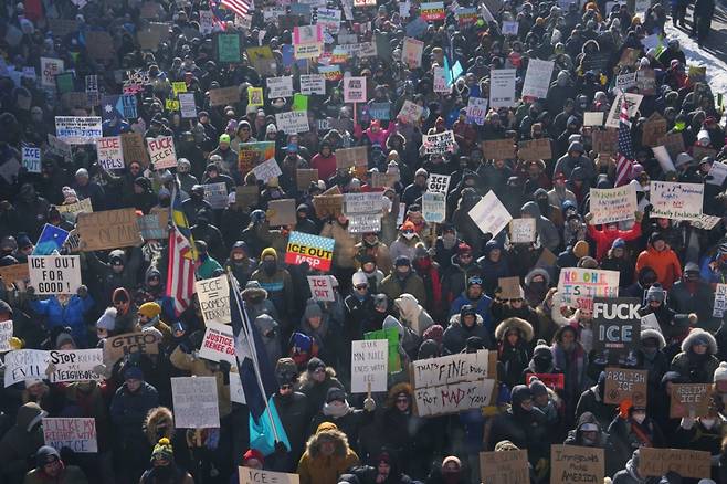 25일(현지시간) 미국 미네소타주 미니애폴리스에서 시위대가 전날 이민세관단속국(ICE)의 총격으로 미 시민권자 알렉스 프레티가 사망한 것에 항의하고 있다.  /미니애폴리스(미국) AP=뉴시스