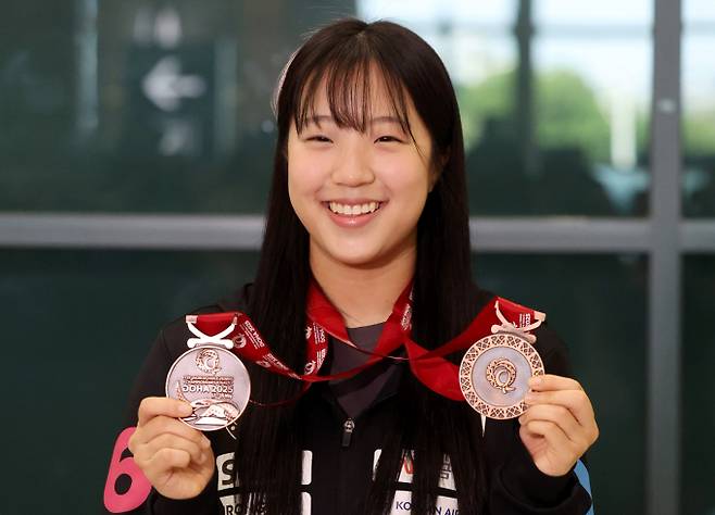 탁구 선수 신유빈(대한항공)이 첫 출전한 제79회 종합선수권에서 2관왕을 차지했다. 사진은 2025 국제탁구연맹(ITTF) 세계선수권대회에서 동메달 2개를 획득한 신유빈이 지난해 5월26일 인천국제공항 제1터미널을 통해 귀국한 후 메달을 들어 보인 모습. /사진=뉴시스