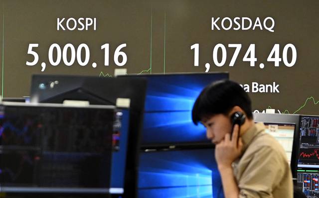 도널프 트럼프 미국 대통령이 관세 인상을 경고한 가운데 27일 오전 서울 중구 하나은행 딜링룸 전광판에 코스피 5000대와 코스닥 1000대가 나타나고 있다. 박윤슬 기자