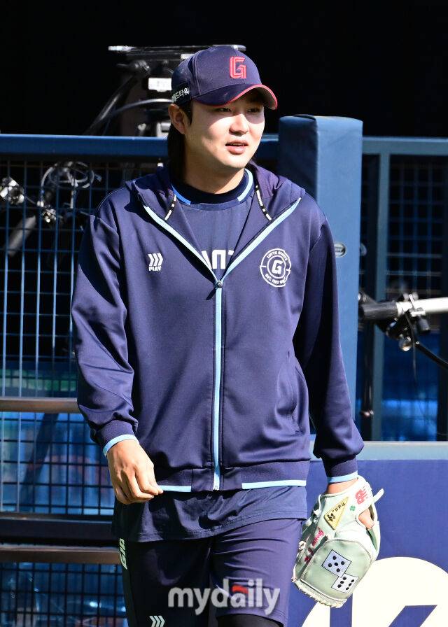 2025년 4월 25일 오후 서울 잠실구장에 진행된 '2025 신한 SOL뱅크 KBO 리그' 롯데 자이언츠와 두산 베어스의 경기. 롯데 정철원이 두산 선수들과 인사하기 위해 그라운드로 나서고 있다./마이데일리